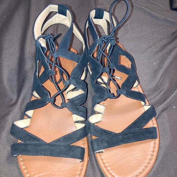 Practically new Womens size 6 black strappy sandal - Picture 2 of 3